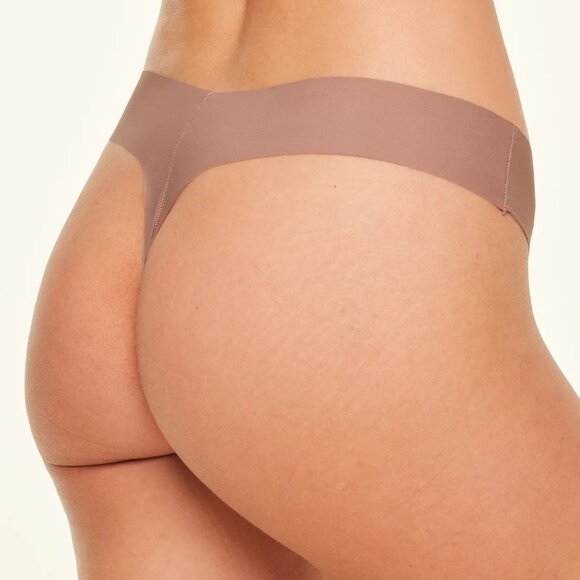 AirWear Free Cut Thong in Black, Size M - Picture 7 of 16